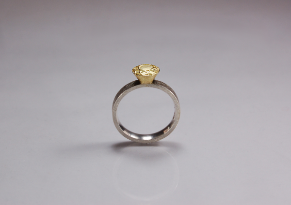 Solitär Ring, Ringschiene aus Silber, kombiniert mit gelbgoldener Fassung für Brillant