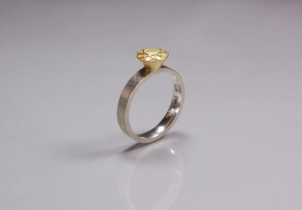 Brillantring gold, silberner Ring mit 750 Gold Aufsatz, in Form eines Brillant