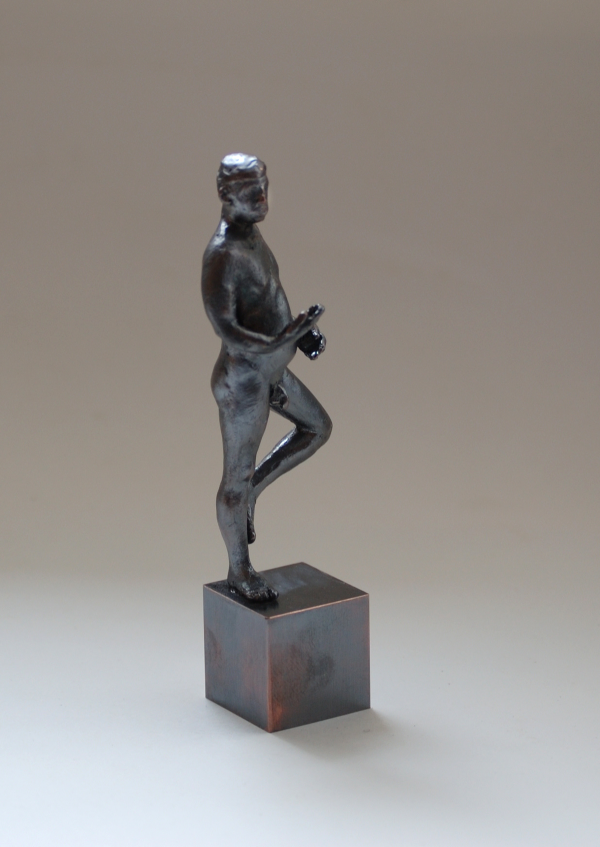 kleine, nackte, männliche Bronzepalstik auf einem Bein stehend, dss andereabgewinkelt und bis zum Knie nach oben gezogen von David dott