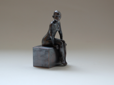 kleine sitzende Frau aus Bronze, dunkel