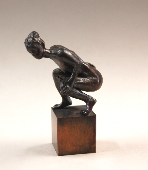 Skulptur aus Bronze , Frauenakt, Figur die im Aufstehen begriffen ist