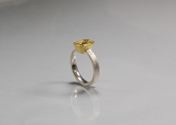 eckiger, schmaler Ring aus Gold und Silber