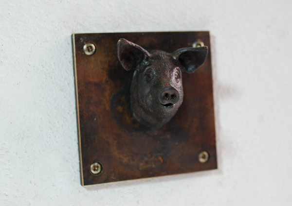 kleines schweinchen sieht frech in die Welt, Skulptur für die Wand oder auf als Schild für Haustür