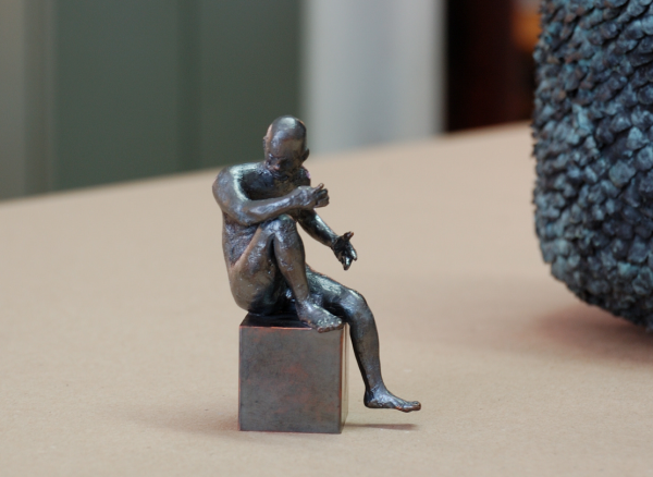 männlicher Akt sitzend, kleine Skulptur aus Bronze modeliert von David Dott
