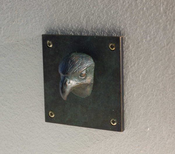 Falke-Tierkopf aus Bronze auf 5x5cm großer Platte