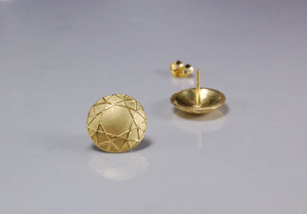Mit 14 mm haben die goldenen Ohrstecker eine ausdrucksstarke und entschlossene Größe