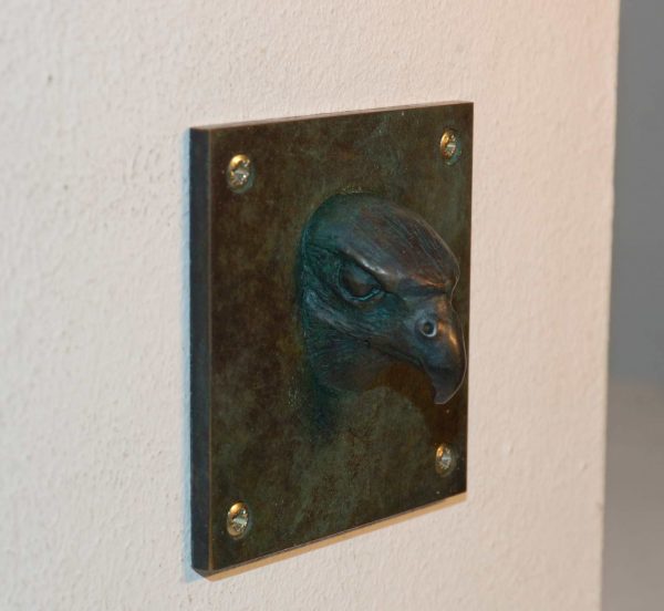 kleine Suklptur, Tierkopf Falke aus Bronze