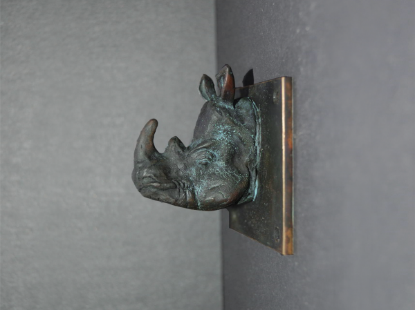 Die kleine Wandskulptur des Nashorns hat David Dott sehr detailliert in Wachs modelliert und anschließend in Bronze gegossen.