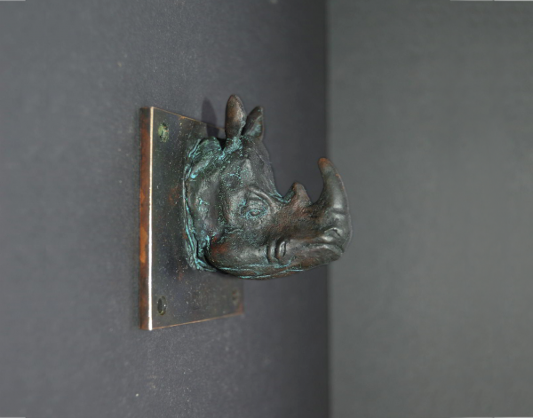 Rhinoceros Kopf aus Bronze mit braun-grüner Patina