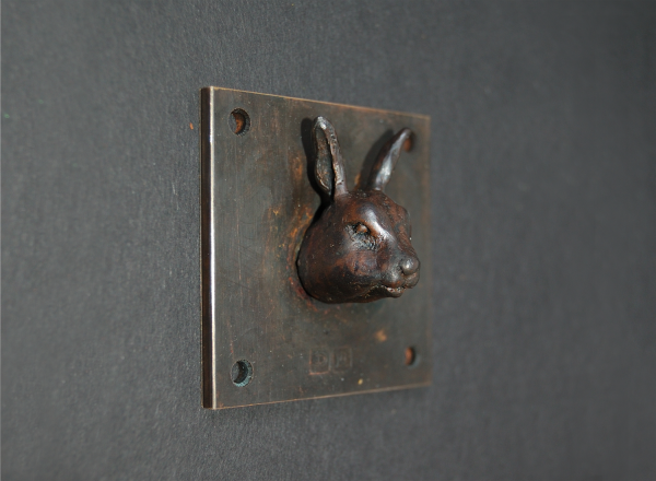 Kaninchen Skulptur, brauner Kaninchekopf auf 5 x5 cm großer Platte