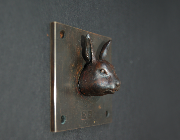 Hase oder Kaninchen? Es ist ein Kaninchen, hier als Kleinskulptur aus Bronze