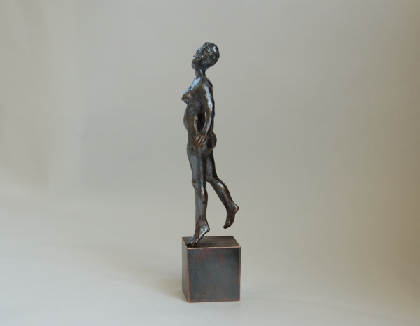 Auch diesen Frauenakt hat der Künstler in Wachs modelliert und in Bronzegegossen. Sie steht, wie alle Figuren von David Dott auf einem Kupferwürfel.