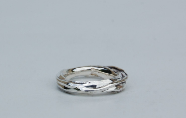 Dieser Ring wurde zuerst mit Acrylfarbe gemalt, natürlich 3 -Dimensional, anschließend abgeformt und in Silber gegossen.