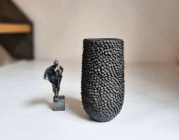 Gefass und Figur aus Bronze